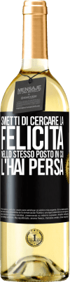 29,95 € Spedizione Gratuita | Vino bianco Edizione WHITE Smetti di cercare la felicità nello stesso posto in cui l'hai persa Etichetta Nera. Etichetta personalizzabile Vino giovane Raccogliere 2024 Verdejo