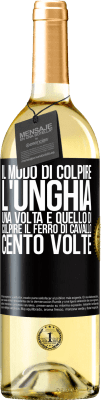 29,95 € Spedizione Gratuita | Vino bianco Edizione WHITE Il modo di colpire l'unghia una volta è quello di colpire il ferro di cavallo cento volte Etichetta Nera. Etichetta personalizzabile Vino giovane Raccogliere 2024 Verdejo