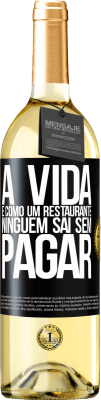 29,95 € Envio grátis | Vinho branco Edição WHITE A vida é como um restaurante, ninguém sai sem pagar Etiqueta Preta. Etiqueta personalizável Vinho jovem Colheita 2023 Verdejo