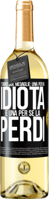 29,95 € Spedizione Gratuita | Vino bianco Edizione WHITE Ti darò due medaglie: una per un idiota e una per se la perdi Etichetta Nera. Etichetta personalizzabile Vino giovane Raccogliere 2023 Verdejo