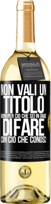 29,95 € Spedizione Gratuita | Vino bianco Edizione WHITE Non vali un titolo. Buoni per ciò che sei in grado di fare con ciò che conosci Etichetta Nera. Etichetta personalizzabile Vino giovane Raccogliere 2024 Verdejo