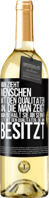 29,95 € Kostenloser Versand | Weißwein WHITE Ausgabe Man zieht Menschen mit den Qualitäten an, die man zeigt. Man behält sie an seiner Seite mit den Qualitäten, die man besitzt Schwarzes Etikett. Anpassbares Etikett Junger Wein Ernte 2025 Verdejo