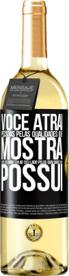 29,95 € Envio grátis | Vinho branco Edição WHITE Você atrai pessoas pelas qualidades que mostra. Você os mantém ao seu lado pelas qualidades que possui Etiqueta Preta. Etiqueta personalizável Vinho jovem Colheita 2023 Verdejo