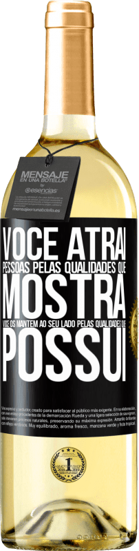 29,95 € Envio grátis | Vinho branco Edição WHITE Você atrai pessoas pelas qualidades que mostra. Você os mantém ao seu lado pelas qualidades que possui Etiqueta Preta. Etiqueta personalizável Vinho jovem Colheita 2024 Verdejo