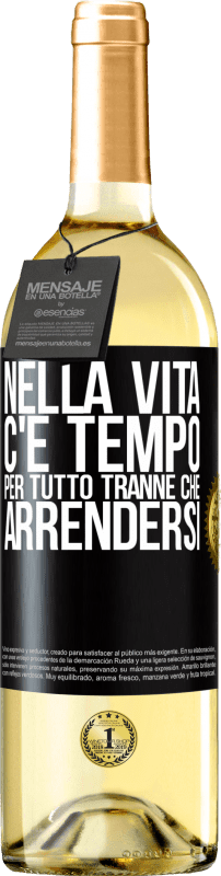 29,95 € Spedizione Gratuita | Vino bianco Edizione WHITE Nella vita c'è tempo per tutto tranne che arrendersi Etichetta Nera. Etichetta personalizzabile Vino giovane Raccogliere 2024 Verdejo