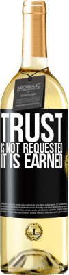 29,95 € Бесплатная доставка | Белое вино Издание WHITE Доверие не запрашивается, оно заработано Черная метка. Настраиваемая этикетка Молодое вино Урожай 2023 Verdejo