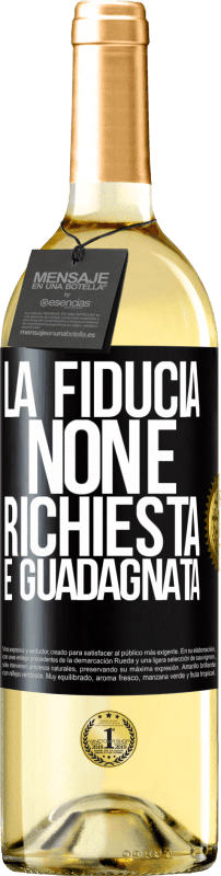 29,95 € Spedizione Gratuita | Vino bianco Edizione WHITE La fiducia non è richiesta, è guadagnata Etichetta Nera. Etichetta personalizzabile Vino giovane Raccogliere 2024 Verdejo