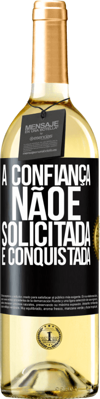 29,95 € Envio grátis | Vinho branco Edição WHITE A confiança não é solicitada, é conquistada Etiqueta Preta. Etiqueta personalizável Vinho jovem Colheita 2024 Verdejo