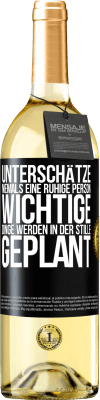 29,95 € Kostenloser Versand | Weißwein WHITE Ausgabe Unterschätze niemals eine ruhige Person, wichtige Dinge werden in der Stille geplant Schwarzes Etikett. Anpassbares Etikett Junger Wein Ernte 2024 Verdejo