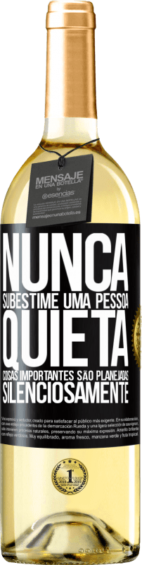 29,95 € Envio grátis | Vinho branco Edição WHITE Nunca subestime uma pessoa quieta, coisas importantes são planejadas silenciosamente Etiqueta Preta. Etiqueta personalizável Vinho jovem Colheita 2024 Verdejo