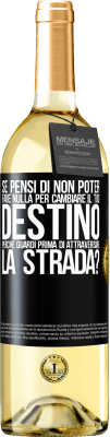 29,95 € Spedizione Gratuita | Vino bianco Edizione WHITE Se pensi di non poter fare nulla per cambiare il tuo destino, perché guardi prima di attraversare la strada? Etichetta Nera. Etichetta personalizzabile Vino giovane Raccogliere 2023 Verdejo