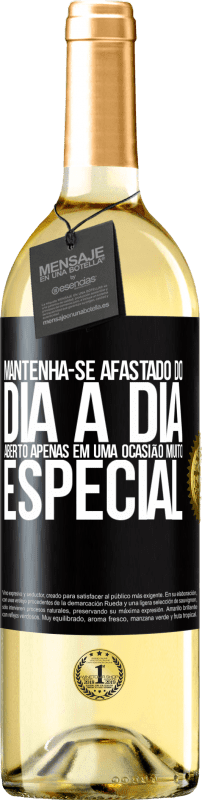 29,95 € Envio grátis | Vinho branco Edição WHITE Mantenha-se afastado do dia a dia. Aberto apenas em uma ocasião muito especial Etiqueta Preta. Etiqueta personalizável Vinho jovem Colheita 2024 Verdejo