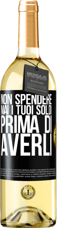 29,95 € Spedizione Gratuita | Vino bianco Edizione WHITE Non spendere mai i tuoi soldi prima di averli Etichetta Nera. Etichetta personalizzabile Vino giovane Raccogliere 2024 Verdejo