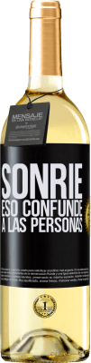 29,95 € Envío gratis | Vino Blanco Edición WHITE Sonríe, eso confunde a las personas Etiqueta Negra. Etiqueta personalizable Vino joven Cosecha 2024 Verdejo