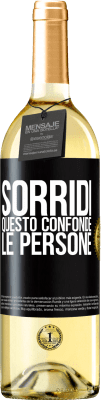 29,95 € Spedizione Gratuita | Vino bianco Edizione WHITE Sorridi, questo confonde le persone Etichetta Nera. Etichetta personalizzabile Vino giovane Raccogliere 2024 Verdejo