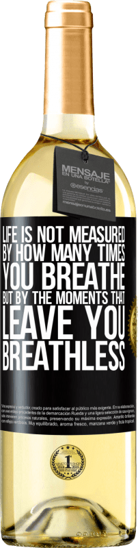 29,95 € Бесплатная доставка | Белое вино Издание WHITE Жизнь измеряется не временем, которым вы дышите, а моментами, которые заставляют вас задыхаться Черная метка. Настраиваемая этикетка Молодое вино Урожай 2023 Verdejo