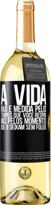 29,95 € Envio grátis | Vinho branco Edição WHITE A vida não é medida pelos tempos que você respira, mas pelos momentos que o deixam sem fôlego Etiqueta Preta. Etiqueta personalizável Vinho jovem Colheita 2023 Verdejo