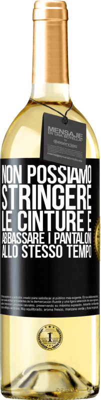 29,95 € Spedizione Gratuita | Vino bianco Edizione WHITE Non possiamo stringere le cinture e abbassare i pantaloni allo stesso tempo Etichetta Nera. Etichetta personalizzabile Vino giovane Raccogliere 2024 Verdejo