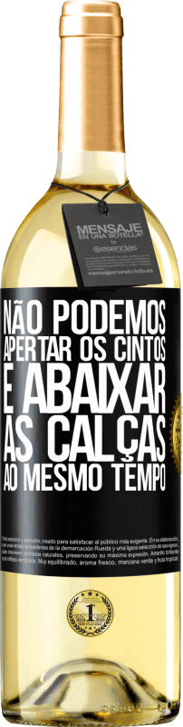 29,95 € Envio grátis | Vinho branco Edição WHITE Não podemos apertar os cintos e abaixar as calças ao mesmo tempo Etiqueta Preta. Etiqueta personalizável Vinho jovem Colheita 2024 Verdejo