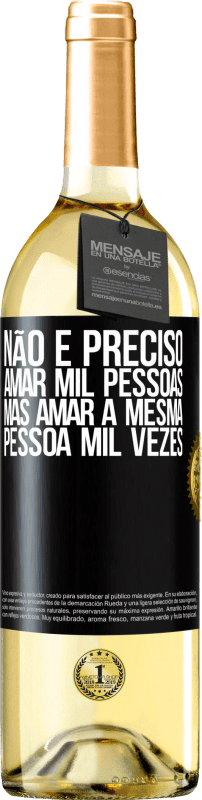 29,95 € Envio grátis | Vinho branco Edição WHITE Não é preciso amar mil pessoas, mas amar a mesma pessoa mil vezes Etiqueta Preta. Etiqueta personalizável Vinho jovem Colheita 2023 Verdejo