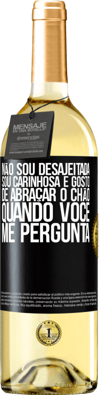 29,95 € Envio grátis | Vinho branco Edição WHITE Não sou desajeitada, sou carinhosa e gosto de abraçar o chão quando você me pergunta Etiqueta Preta. Etiqueta personalizável Vinho jovem Colheita 2024 Verdejo