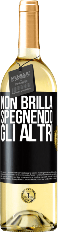 29,95 € Spedizione Gratuita | Vino bianco Edizione WHITE Non brilla spegnendo gli altri Etichetta Nera. Etichetta personalizzabile Vino giovane Raccogliere 2024 Verdejo