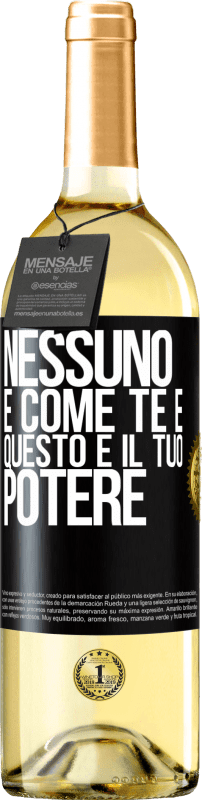 29,95 € Spedizione Gratuita | Vino bianco Edizione WHITE Nessuno è come te e questo è il tuo potere Etichetta Nera. Etichetta personalizzabile Vino giovane Raccogliere 2024 Verdejo