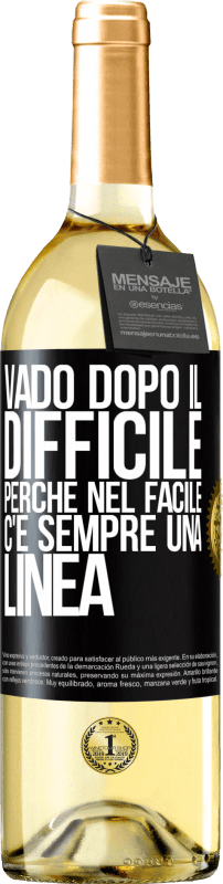 29,95 € Spedizione Gratuita | Vino bianco Edizione WHITE Vado dopo il difficile, perché nel facile c'è sempre una linea Etichetta Nera. Etichetta personalizzabile Vino giovane Raccogliere 2024 Verdejo