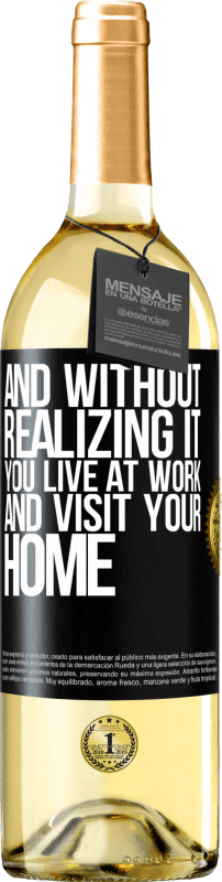 29,95 € Бесплатная доставка | Белое вино Издание WHITE И не осознавая этого, вы живете на работе и посещаете свой дом Черная метка. Настраиваемая этикетка Молодое вино Урожай 2023 Verdejo