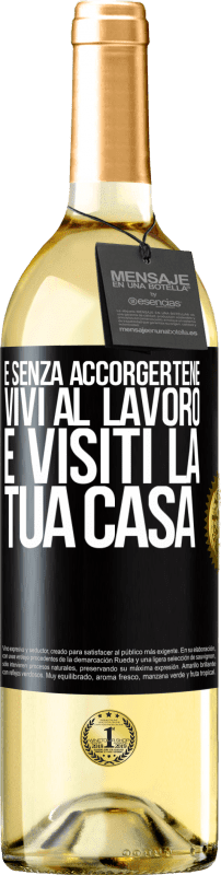 29,95 € Spedizione Gratuita | Vino bianco Edizione WHITE E senza accorgertene, vivi al lavoro e visiti la tua casa Etichetta Nera. Etichetta personalizzabile Vino giovane Raccogliere 2024 Verdejo