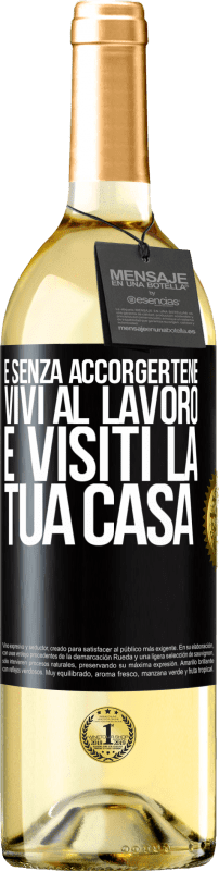 29,95 € Spedizione Gratuita | Vino bianco Edizione WHITE E senza accorgertene, vivi al lavoro e visiti la tua casa Etichetta Nera. Etichetta personalizzabile Vino giovane Raccogliere 2025 Verdejo