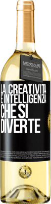 29,95 € Spedizione Gratuita | Vino bianco Edizione WHITE La creatività è intelligenza che si diverte Etichetta Nera. Etichetta personalizzabile Vino giovane Raccogliere 2023 Verdejo