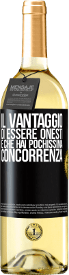 29,95 € Spedizione Gratuita | Vino bianco Edizione WHITE Il vantaggio di essere onesti è che hai pochissima concorrenza Etichetta Nera. Etichetta personalizzabile Vino giovane Raccogliere 2024 Verdejo