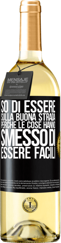 29,95 € Spedizione Gratuita | Vino bianco Edizione WHITE So di essere sulla buona strada perché le cose hanno smesso di essere facili Etichetta Nera. Etichetta personalizzabile Vino giovane Raccogliere 2024 Verdejo