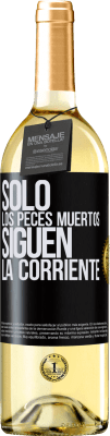 29,95 € Envío gratis | Vino Blanco Edición WHITE Sólo los peces muertos siguen la corriente Etiqueta Negra. Etiqueta personalizable Vino joven Cosecha 2024 Verdejo