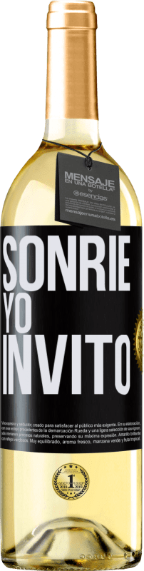 29,95 € Envío gratis | Vino Blanco Edición WHITE Sonríe, yo invito Etiqueta Negra. Etiqueta personalizable Vino joven Cosecha 2023 Verdejo