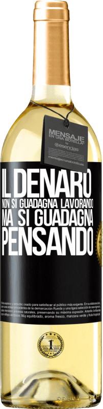 29,95 € Spedizione Gratuita | Vino bianco Edizione WHITE Il denaro non si guadagna lavorando, ma si guadagna pensando Etichetta Nera. Etichetta personalizzabile Vino giovane Raccogliere 2024 Verdejo