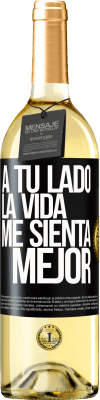 29,95 € Envío gratis | Vino Blanco Edición WHITE A tu lado la vida me sienta mejor Etiqueta Negra. Etiqueta personalizable Vino joven Cosecha 2024 Verdejo