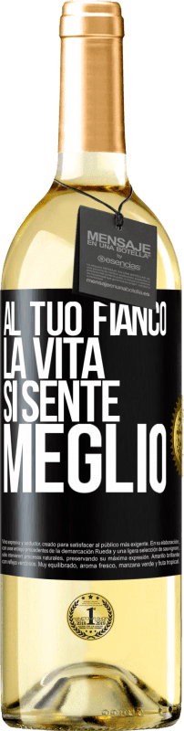 29,95 € Spedizione Gratuita | Vino bianco Edizione WHITE Al tuo fianco la vita si sente meglio Etichetta Nera. Etichetta personalizzabile Vino giovane Raccogliere 2024 Verdejo