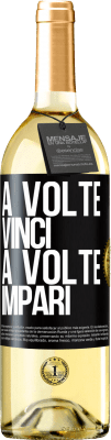 29,95 € Spedizione Gratuita | Vino bianco Edizione WHITE A volte vinci, a volte impari Etichetta Nera. Etichetta personalizzabile Vino giovane Raccogliere 2024 Verdejo