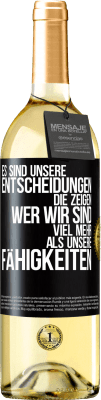 29,95 € Kostenloser Versand | Weißwein WHITE Ausgabe Es sind unsere Entscheidungen die zeigen, wer wir sind, viel mehr als unsere Fähigkeiten Schwarzes Etikett. Anpassbares Etikett Junger Wein Ernte 2024 Verdejo