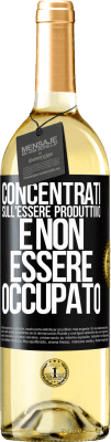 29,95 € Spedizione Gratuita | Vino bianco Edizione WHITE Concentrati sull'essere produttivo e non essere occupato Etichetta Nera. Etichetta personalizzabile Vino giovane Raccogliere 2023 Verdejo