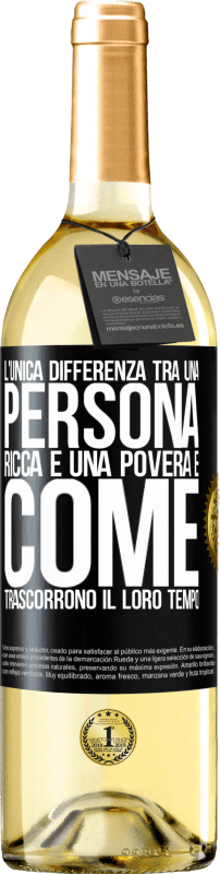 29,95 € Spedizione Gratuita | Vino bianco Edizione WHITE L'unica differenza tra una persona ricca e una povera è come trascorrono il loro tempo Etichetta Nera. Etichetta personalizzabile Vino giovane Raccogliere 2025 Verdejo