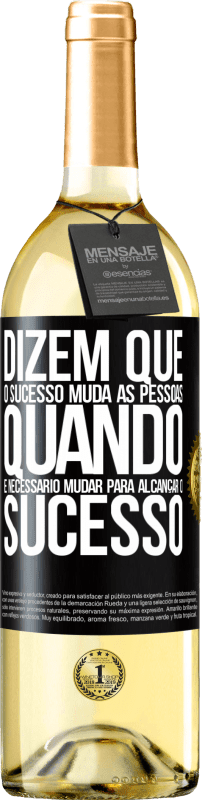 29,95 € Envio grátis | Vinho branco Edição WHITE Dizem que o sucesso muda as pessoas, quando é necessário mudar para alcançar o sucesso Etiqueta Preta. Etiqueta personalizável Vinho jovem Colheita 2024 Verdejo