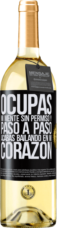 29,95 € Envío gratis | Vino Blanco Edición WHITE Ocupas mi mente sin permiso y paso a paso, acabas bailando en mi corazón Etiqueta Negra. Etiqueta personalizable Vino joven Cosecha 2024 Verdejo