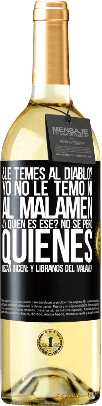 29,95 € Spedizione Gratuita | Vino bianco Edizione WHITE ¿Le temes al diablo? Yo no le temo ni al malamén ¿Y quién es ese? No sé, pero quienes rezan dicen: y líbranos del malamén Etichetta Nera. Etichetta personalizzabile Vino giovane Raccogliere 2023 Verdejo