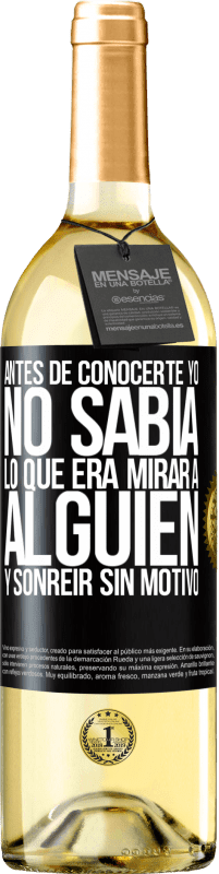 29,95 € Envío gratis | Vino Blanco Edición WHITE Antes de conocerte, yo no sabía lo que era mirar a alguien y sonreir sin motivo Etiqueta Negra. Etiqueta personalizable Vino joven Cosecha 2024 Verdejo