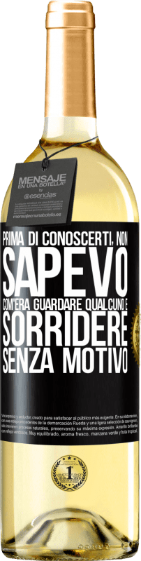 29,95 € Spedizione Gratuita | Vino bianco Edizione WHITE Prima di conoscerti, non sapevo com'era guardare qualcuno e sorridere senza motivo Etichetta Nera. Etichetta personalizzabile Vino giovane Raccogliere 2024 Verdejo