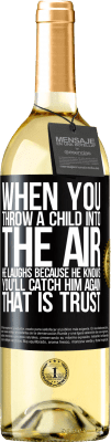 29,95 € 送料無料 | 白ワイン WHITEエディション あなたが子供を空中に投げると、彼はあなたが再び彼を捕まえることを知っているので、彼は笑います。それは信頼です ブラックラベル. カスタマイズ可能なラベル 若いワイン 収穫 2025 Verdejo