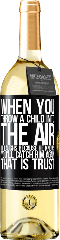 29,95 € Бесплатная доставка | Белое вино Издание WHITE Когда вы бросаете ребенка в воздух, он смеется, потому что знает, что вы снова его поймаете. ЭТО ДОВЕРИЕ Черная метка. Настраиваемая этикетка Молодое вино Урожай 2023 Verdejo